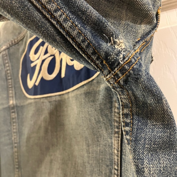 Vintage early to mid 70s Levi’s/Ford denim trucker jacket,with natural distress - Picture 11 of 14